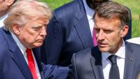 Le président américain Donald Trump (g.) et le président français Emmanuel Macron discutent lors d'une photo de groupe prise dans le cadre du sommet du G7, à Evian, en Haute-Savoie, le 16 juin 2026