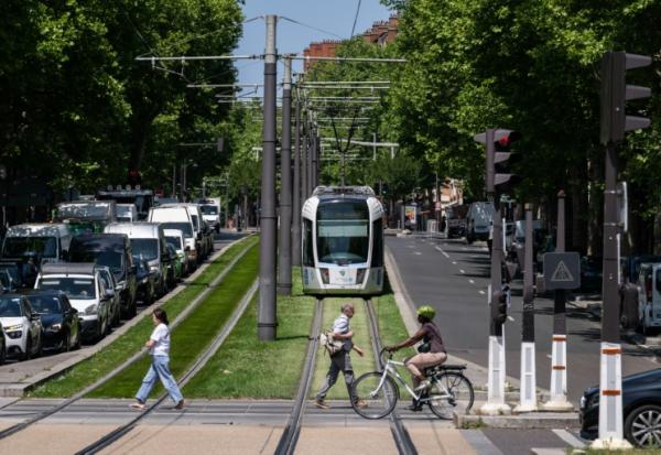 Vue du tramway parisien dans la circulation, le 18 juin 2025
