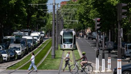Vue du tramway parisien dans la circulation, le 18 juin 2025
