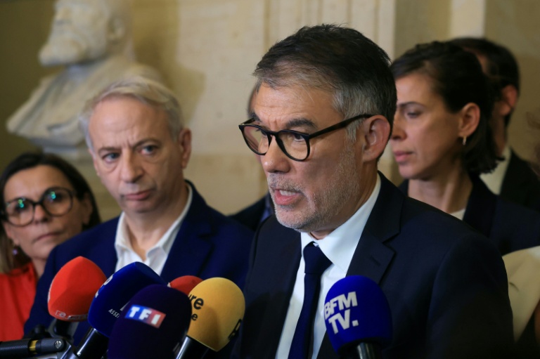 Le Premier secrétaire du PS Olivier Faure devant la presse à l'Assemblée nationale à Paris, le 31 octobre 2025