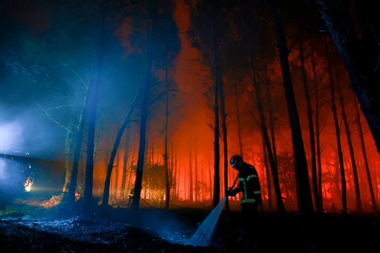 Un pompier lutte contre un feu de forêr à Luglon, dans les Landes, le 14 août 2026