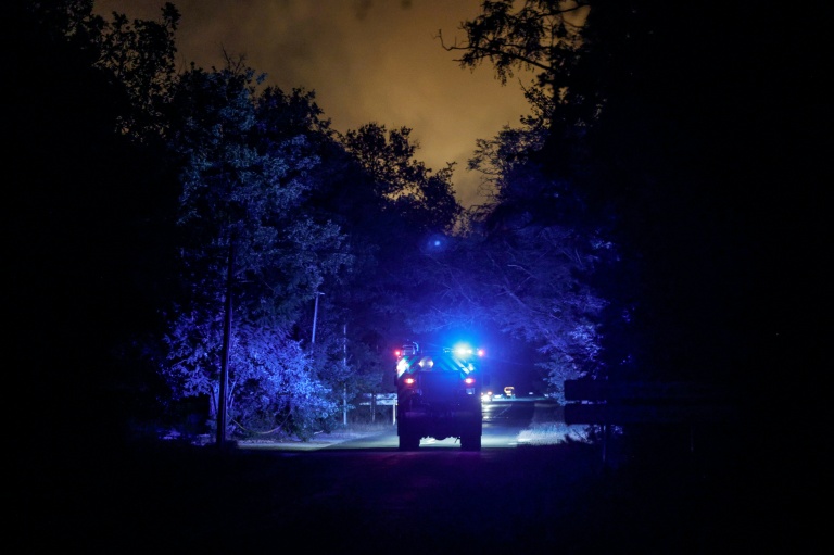 Un véhicule de pompiers dans la forêt de Fontainebleau touchée par un incendie, le 12 juillet 2026 à Noisy-sur-Ecole, en Seine-et-Marne