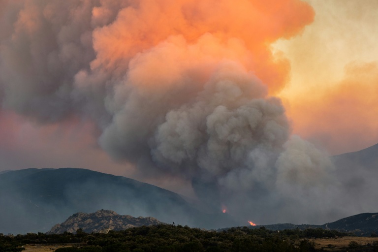 Un nuage de fumée provenant d’un incendie de forêt qui ravage la région des Aspres, vu depuis Montalba-le-Château, dans le département des Pyrénées-Orientales, le 5 juillet 2026