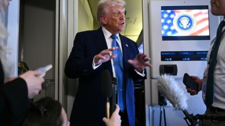 Le président américain Donald Trump s'adresse aux médias à bord d'Air Force One, après avoir quitté Abou Dhabi à l'issue de sa tournée au Moyen-Orient, le 16 mai 2025