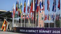 Installation des drapeaux des pays participants à la veille du "Sommet indien sur l'impact de l'IA" au Bharat Mandapam de New Delhi, le 15 février 2026 en Inde