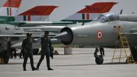 Des avions de chasse MiG-21 de l'armée de l'air indienne sur le tarmac de la base aérienne de Chandigarh, avant leur départ définitif, le 24 septembre 2025