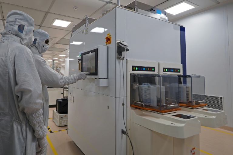Des ingénieurs travaillant pour le fabricant de puces CG Semi, dans l'usine de Sanand, en Inde, le 10 septembre 2025