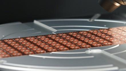 Un ingénieur inspectant des puces afin de détecter les contrefaçons dans une usine de Sanand, dans l'Etat indien du Gujarat, le 10septembre 2025