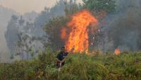 Un pompier éteint un incendie dans le village de Sungai Tabuk, dans la province de Kalimantan du Sud, le 16 octobre 2026 en Indonésie