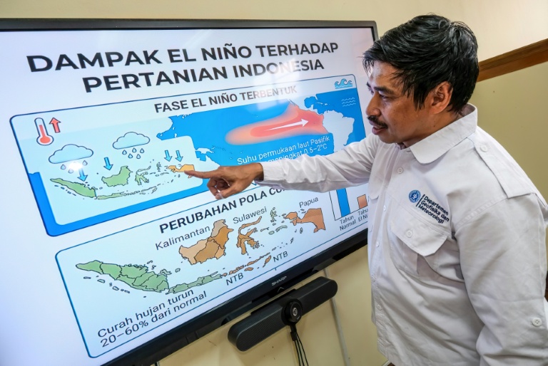 I Putu Santikayasa, maître de conférences en hydroclimatologie à l'université IPB de Jakarta, explique l'impact d'El Niño en Indonésie, le 6 août 2026 à Bogor, dans l'ouest de Java, en Indonésie