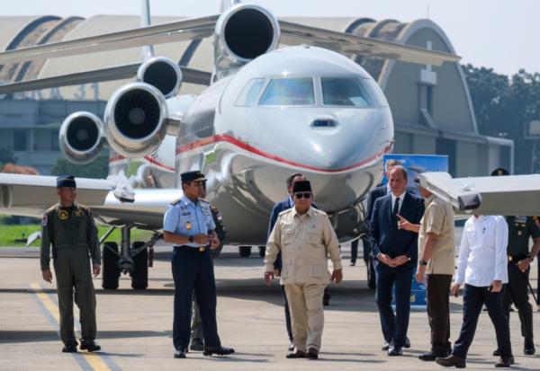 Le président indonésien Prabowo Subianto (C) lors d'une cérémonie à l'occasion de la réception par l'armée de l'air de six nouveaux Rafale, quatre Dassault Falcon 8X et un Airbus A400M Atlas, le 18 mai 2026 à Jakarta 