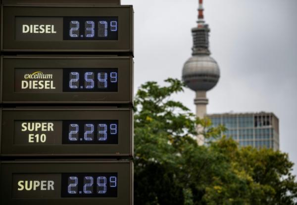 Un panneau affiche les prix du carburant dans une station-service à Berlin, le 2 octobre 2026