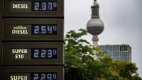 Un panneau affiche les prix du carburant dans une station-service à Berlin, le 2 octobre 2026