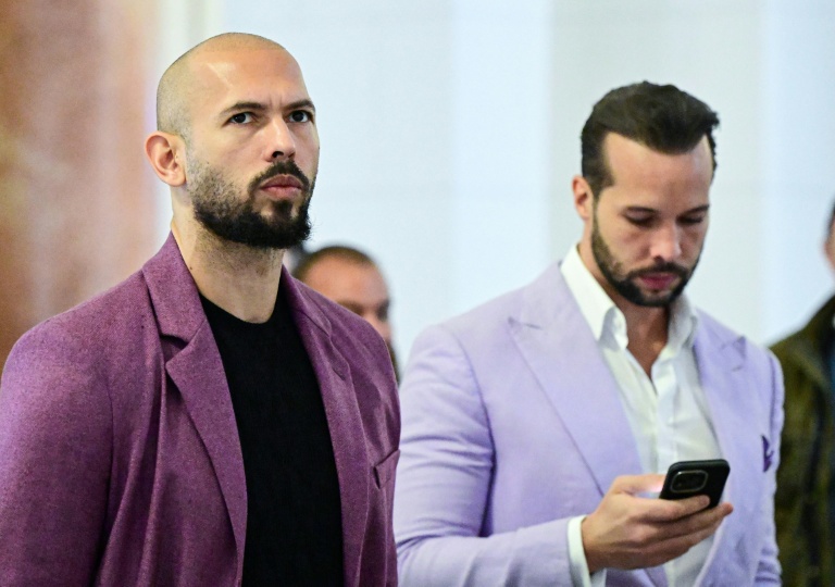 Andrew Tate (à g.) et son frère Tristan Tate photographiés à l'intérieur de la Cour d'appel de Bucarest, en Roumanie, le 10 décembre 2024
