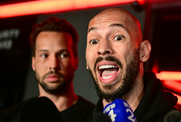 L'influenceur masculiniste Andrew Tate (à droite) et son frère Tristan, le 22 mars 2025 à Bucarest