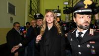 L'influenceuse de mode italienne Chiara Ferragni, accusée de fraude dans une affaire liée à des brioches caritatives, quitte la salle d'audience avant le prononcé de sa peine au tribunal de Milan, le 14 janvier 2026