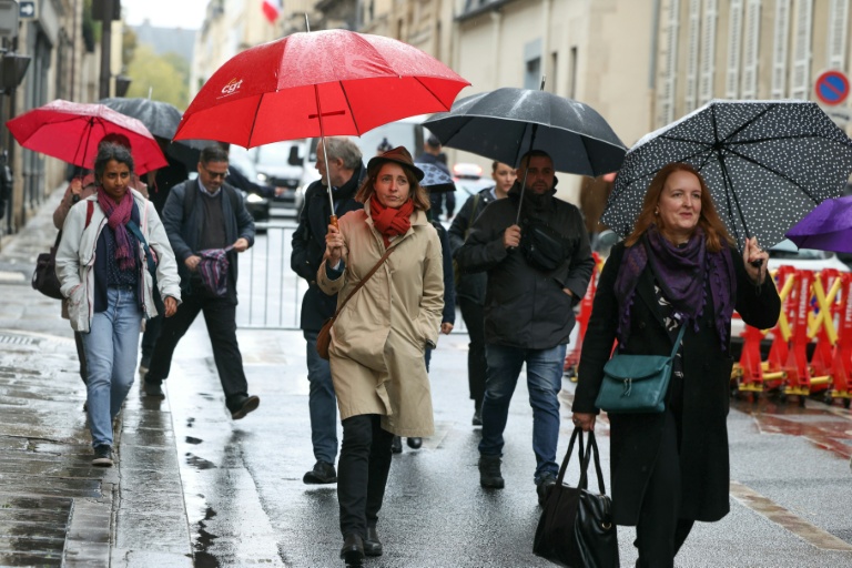La secrétaire générale de la CGT, Sophie Binet (C), avant une réunion intersyndicale avec le Premier ministre français à l'Hôtel de Matignon à Paris, le 24 septembre 2025