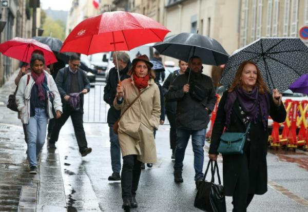 La secrétaire générale de la CGT, Sophie Binet (C), avant une réunion intersyndicale avec le Premier ministre français à l'Hôtel de Matignon à Paris, le 24 septembre 2025