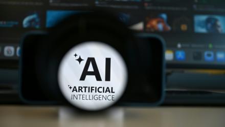 Le recours aux agents conversationnels basés sur l'IA occupe une place croissante dans le rapport des utilisateurs à l'information. Mais aux biais et aux erreurs des "chatbots" s'ajoute la menace de manipulation des données sur lesquels ils sont entraînés