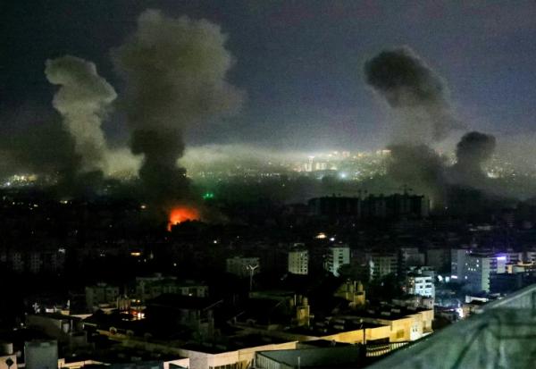 Des panaches de fumée après des frappes aériennes israéliennes au sud de Beyrouth, le 11 mars 2026