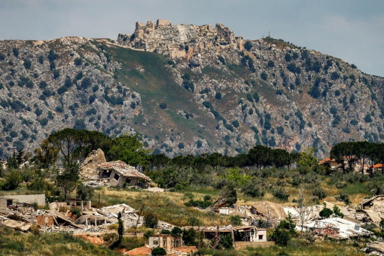 Des bâtiments détruits sont visibles dans le village de Kfar Kila, dans le sud du Liban, vus depuis le côté israélien de la frontière, le 29 mai 2026