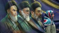 Une Iranienne passe devant les portraits des trois guides suprêmes iraniens depuis l'avènement de la République islamique, le 28 mai 2026 à Téhéran