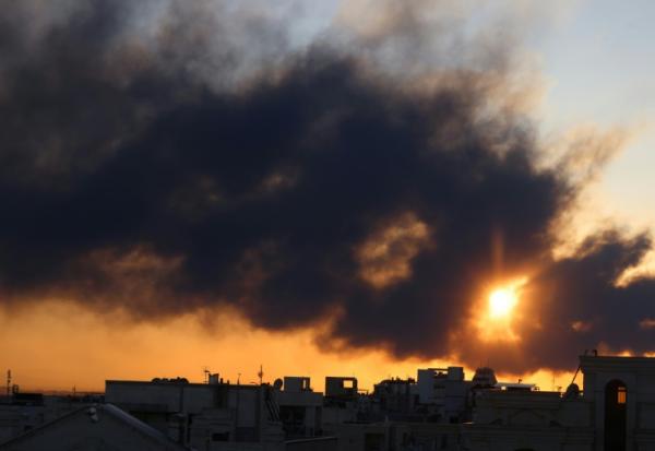 Un panache de fumée après une frappe sur Téhéran, le 3 mars 2026 en Iran