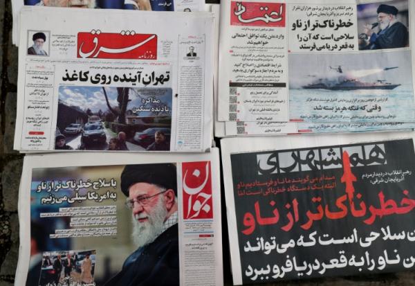 Les unes de quotidiens iraniens dans un kiosque de Téhéran, le 18 février 2026