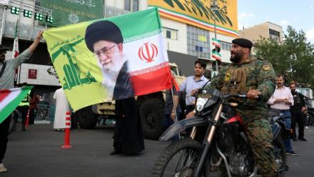 Un policier iranien durant une rassemblement de partisans du pouvoir en soutien au guide suprême Ayatollah Mojataba Khamenei à Téhéran, le 29 avril 2026