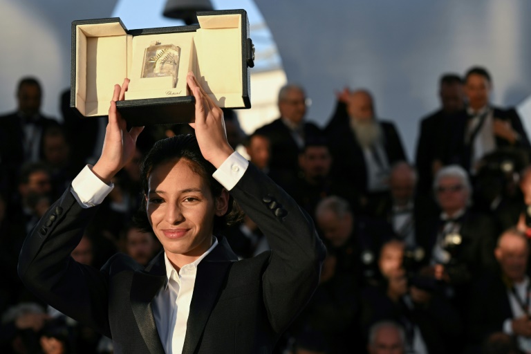 L'actrice française Nadia Melliti avec son prix d'interprétation féminine dans