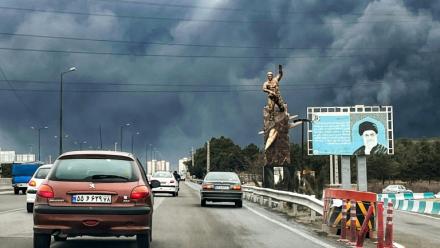 Des nuages de fumée s'élèvent dans le ciel de Téhéran, le 8 mars 2026