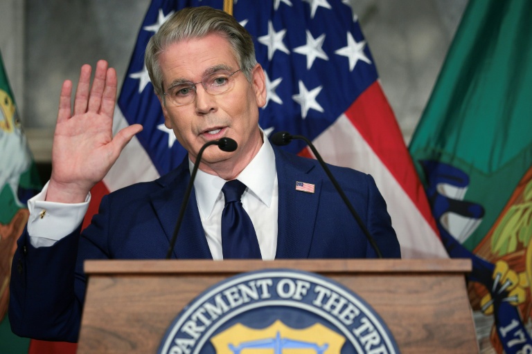 Le ministre américain des Finances, Scott Bessent, fait un signe aux journalistes après avoir annoncé une nouvelle série de sanctions contre l'Iran, le 24 août 2026, à Washington