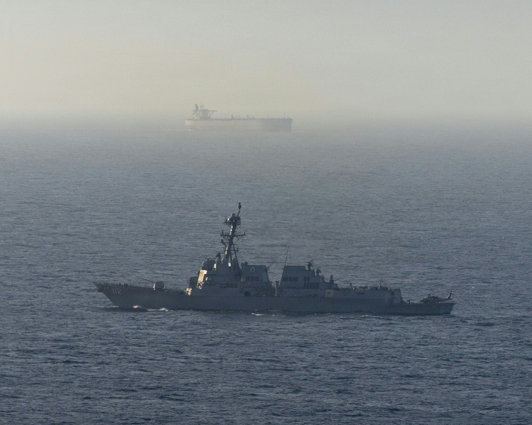 Photo diffusée le 21 avril 2026 par le service des relations publiques du Commandement central des Etats-Unis montrant le destroyer lance-missiles USS Michael Murphy en patrouille dans la mer d'Oman lors d'un blocus maritime, le 15 avril 2026