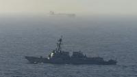 Photo diffusée le 21 avril 2026 par le service des relations publiques du Commandement central des Etats-Unis montrant le destroyer lance-missiles USS Michael Murphy en patrouille dans la mer d'Oman lors d'un blocus maritime, le 15 avril 2026