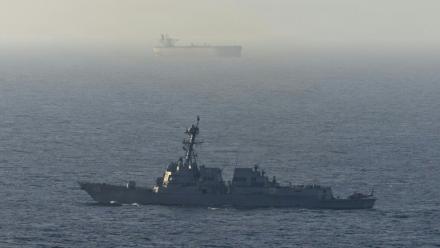 Photo diffusée le 21 avril 2026 par le service des relations publiques du Commandement central des Etats-Unis montrant le destroyer lance-missiles USS Michael Murphy en patrouille dans la mer d'Oman lors d'un blocus maritime, le 15 avril 2026