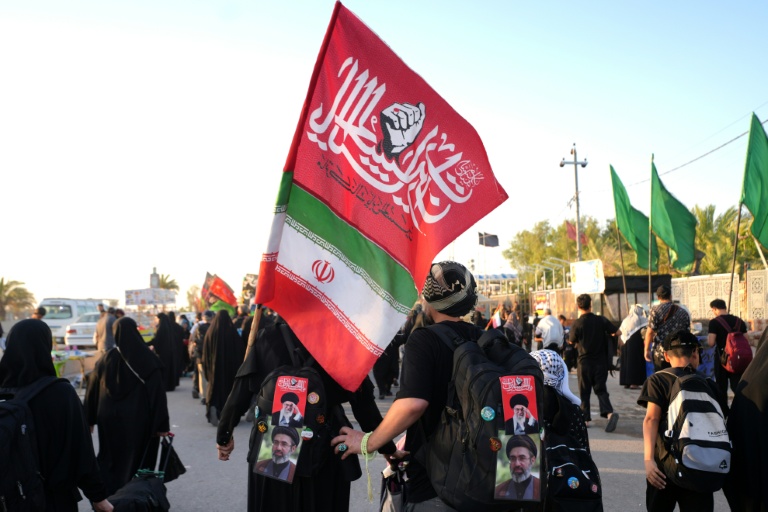 Des pèlerins iraniens dans la ville sainte chiite de Najaf, en Irak, le 25 juillet 2026