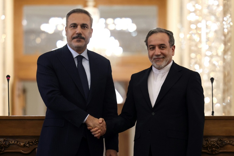 Le ministre iranien des Affaires étrangères, Abbas Araghchi (d), et son homologue turc Hakan Fidan lors d'une conférence de presse à Téhéran, le 30 novembre 2025