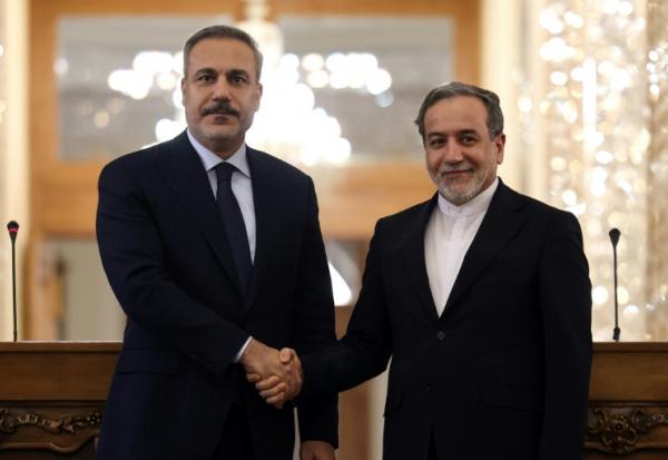 Le ministre iranien des Affaires étrangères, Abbas Araghchi (d), et son homologue turc Hakan Fidan lors d'une conférence de presse à Téhéran, le 30 novembre 2025