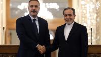 Le ministre iranien des Affaires étrangères, Abbas Araghchi (d), et son homologue turc Hakan Fidan lors d'une conférence de presse à Téhéran, le 30 novembre 2025