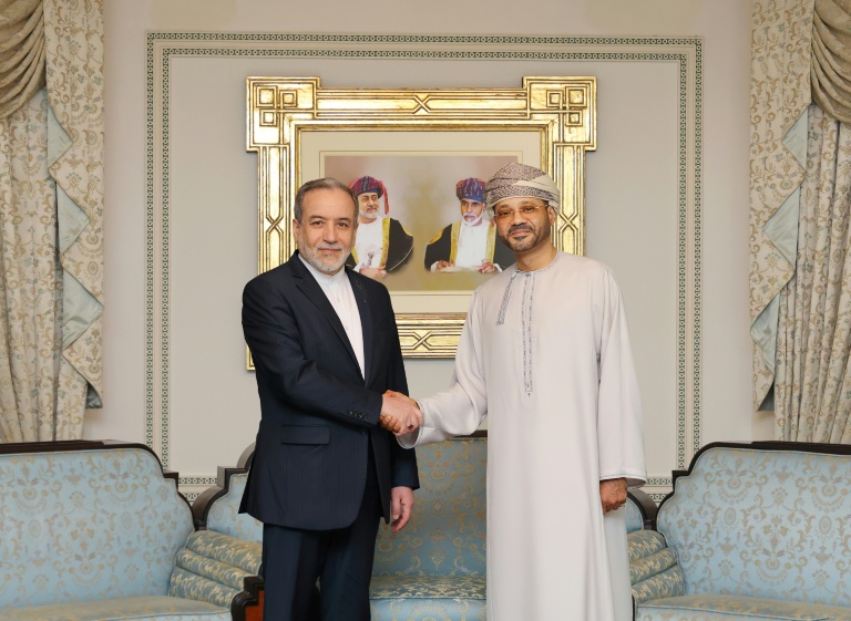 TCette photo diffusée par le ministère omanais des Affaires étrang-res montre le ministre (D) recevant son homologue iranien Abbas Araghchi à l'ouverture de négociations irano-américaines à Mascate, le 6 février 2026