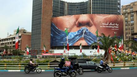 Une affiche géante représentant le président américain Donald Trump et le détroit d'Ormuz, sur la place Valiasr, à Téhéran, le 28 mai 2026 en Iran