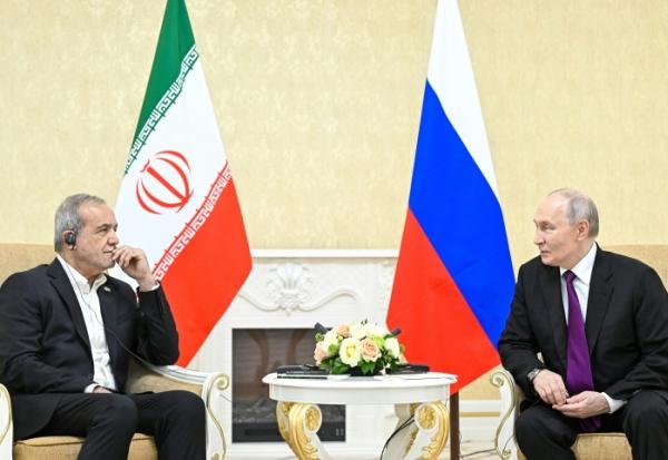 Le président russe Vladimir Poutine (droite) et son homologue iranien Masoud Pezeshkian s'entretiennent, le 8 octobre 2026 à Turkmenbashi au Turkménistan, sur cette photo distribuée par l'agence russe Spoutnik