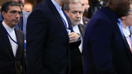 Le chef de la diplomatie iranienne, Abbas Araghchi (C), le 22 septembre 2026 à New York