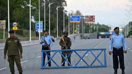 Des agents de sécurité montent la garde sur une route barrée à Islamabad, le 9 avril 2026