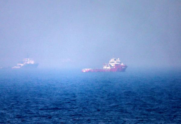 Des navires près du détroit d'Hormuz au large de Khor Fakka, sur la côte est des Emirats arabes unis, le 13 juillet 2026