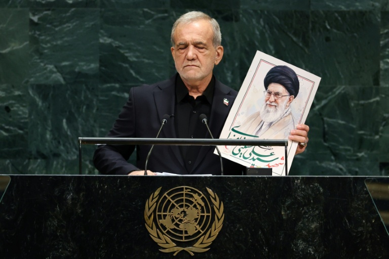 Le président iranien Massoud Pezeshkian exhibe un portrait de l'ancien guide suprême Ali Khamenei à la tribune de l'Assemblée générale de l'ONU à New York, le 23 septembre 2026