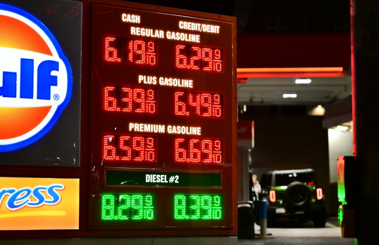Les prix des carburants affichés dans une station-service à Alhambra, le 28 septembre 2026 en Californie