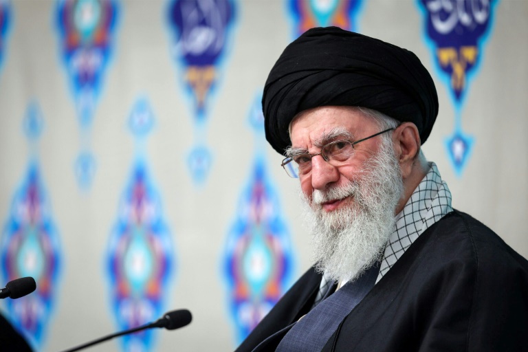 Photo fournie par le bureau du guide suprême iranien Ali Khamenei le montrant lors d'un rassemblement religieux à Téhéran le 19 février 2026