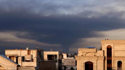 Une colonne de fumée s'élève après une frappe aérienne à Téhéran, le 7 mars 2026 