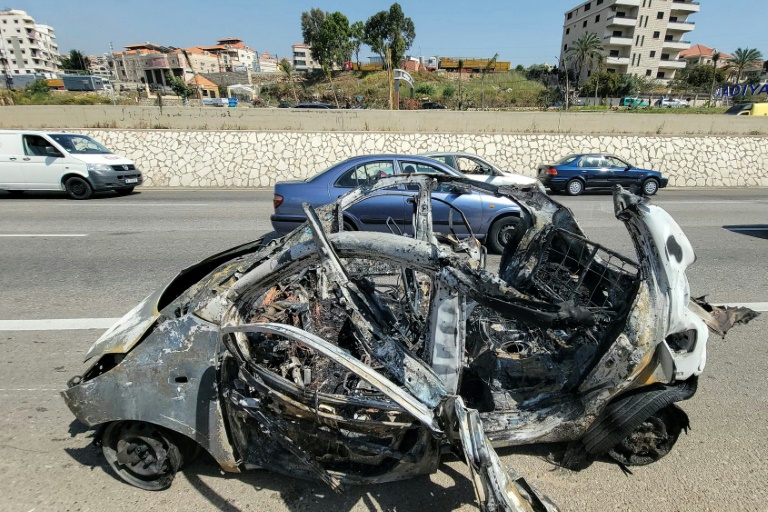 Carcasse d'un véhicule après une frappe israélienne sur l'autoroute entre Beyrouth et Saïda, le 9 mai 2026